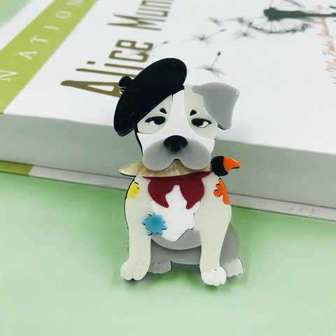 Spilla In Acrilico Cane Artista Cartoon Pin Bulldog Francese Con Berretto Nero Sciarpa Rossa Accessori Di Moda Artistica