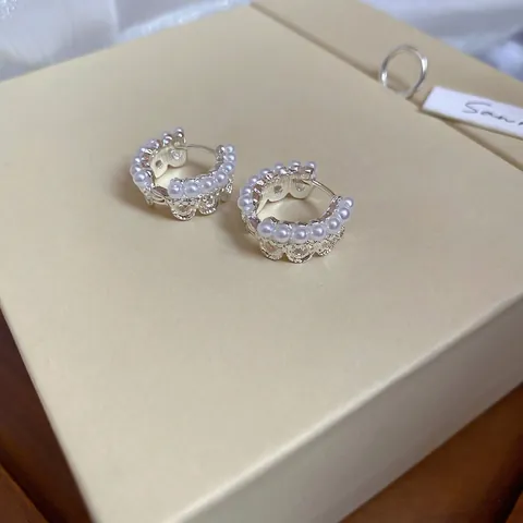 Elegante Künstliche Perlen Creolen Französische Krone Spitze Hohles Design Legierung Schmuck Mit Silbernen Ohrsteckern Vintage Für Damen