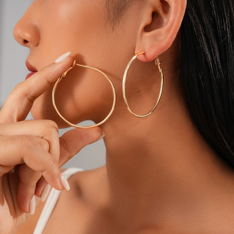 Minimalistische Geometrische Metallisch Glänzende Runde Creolen Mit 925 Sterling Silber Ohrstecker Für Damen