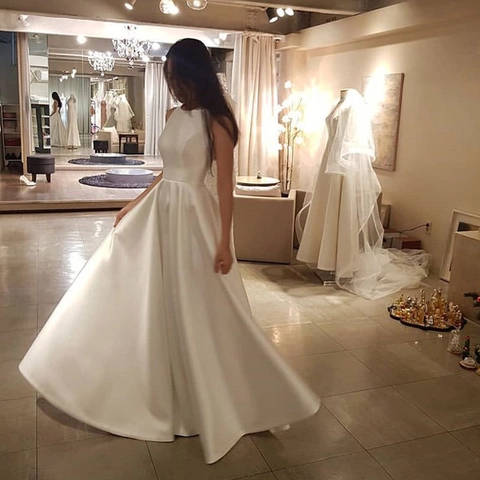 Satijnen A-Lijn Trouwjurk Mouwloos Halterhals Vloerlengte Hoge Taille Ivoor Wit Elegante Bruidsjurk
