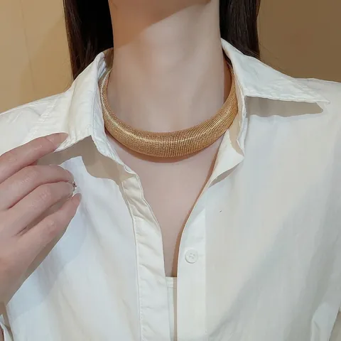 Chunky Metal Torque Choker Necklace Geometric Ribbed Spiral Texture Minimalist Modern Statement Jewelry For Women