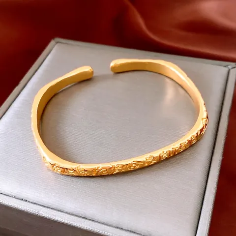 Bracciale Aperto In Rame Con Placcatura Oro Vero 24K Incisione A Rilievo Retro Carattere Fu Gioielli Per Donne