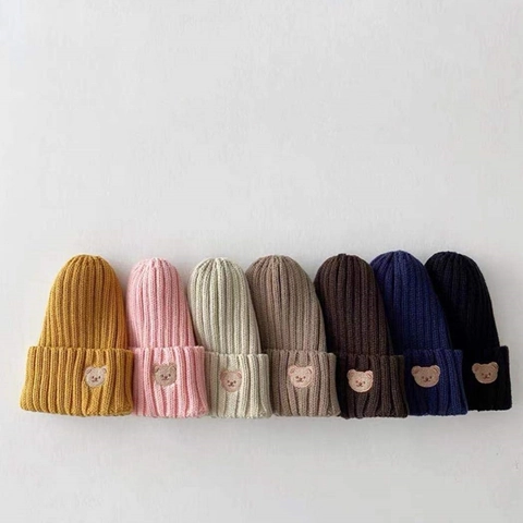 Bonnet Bébé en Acrylique Douce Tricoté Avec Broderie d'Ours Protection des Oreilles Hiver pour Tout-Petits Nourrissons Enfants Couvre-Chef Chaud