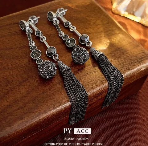 Vintage Lange Kwastje Hangende Oorbellen Met Zilveren Oorbel Post Legering Strass Holle Bal Gotische Sieraden Voor Vrouwen