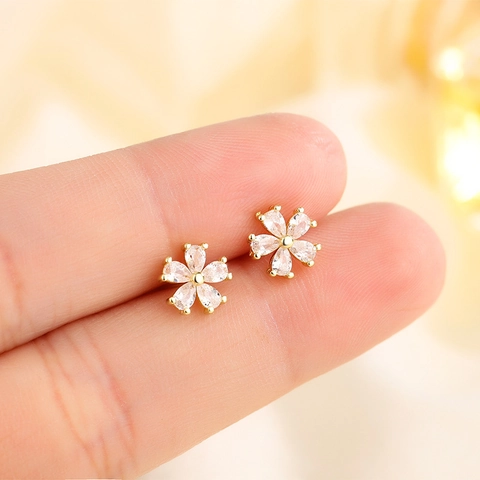 Elegante Bloemblad Oorknopjes Van Koper Met Zirkonia Eenvoudig Bloemenontwerp Voor Dames Geschikt Voor Een Dagelijkse Stijl Sieraden