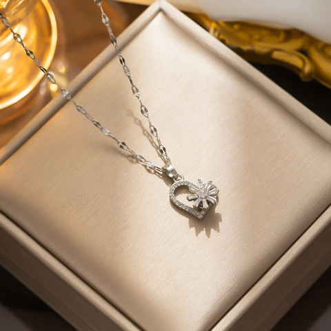 Titaniumstaal Roterende Sneeuwvlok Hart Hanger Halsketting Voor Vrouwen Ingelegde Strass Glanzende Sleutelbeinketting Koreaanse Stijl Sieraden