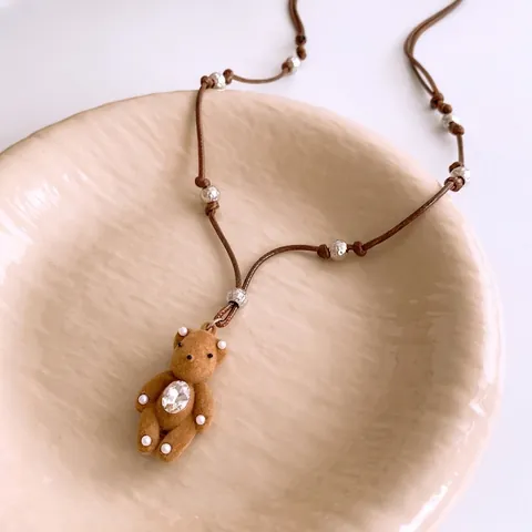 Süße Beflockung Bär Anhänger Lange Halskette Für Frauen Braun Vlies Tier Schmuck Mit Strass Legierung Perlen Verstellbare Leder Seil Kette