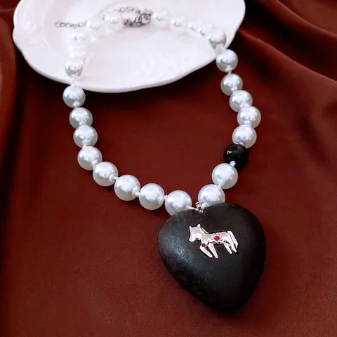Vintage Imitation Artificial Pearl Necklace With Large Heart Wood Pendant Silver Horse Icon Retro Maillard Style For Women