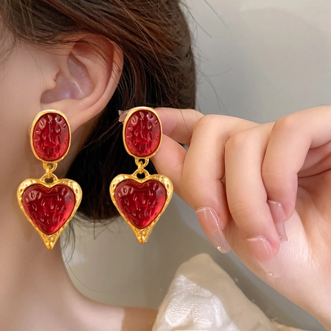 Vintage Alloy Heart Drop Earrings French Romantic Resin Inlaid Gold Plated Hammered Texture Earrings For Women Jewelry Gift