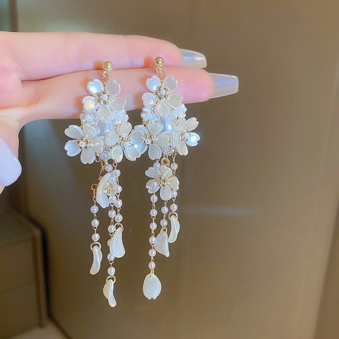 Elegant White Flower Tassel Drop Earrings With Silver Earring Post Alloy Imitation Artificial Pearl Rhinestone Mismatched For Women