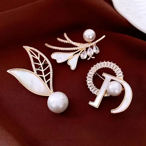 Elegante Broche De Aleación Bañada En Oro De 14K Con Perla Artificial De Imitación Circonita Concha Floral Hoja Joyería Para Mujeres