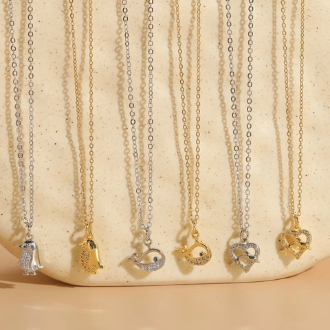 Collana con Ciondolo in Zirconia Serie Oceano Design di Nicchia per Donna in Rame Placcato Oro Argento Pinguino Balena Delfino Gioielli
