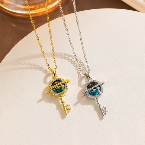 Collana con Ciondolo a Forma di Chiave Luna Pianeta in Acciaio al Titanio per Donna Motivo Cielo Stellato Blu Strass Gioielli