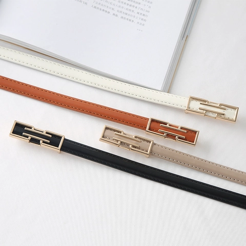 Ceinture Fine en Cuir PU Minimaliste pour Femmes Avec Boucle Géométrique Ajourée Dorée Style Coréen Vintage pour Jean