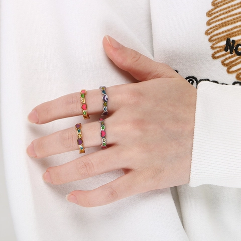 Anillo De Esmalte De Corazón De Acero Inoxidable Con Corazones Huecos Continuos Coloridos Joyería De Estilo Dulce Y Fresco Para Mujer
