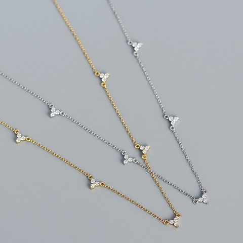 Collana a Fiori Geometrici in Stile Francese in Argento Sterling 925 Minimalista con Ciondolo a Trifoglio Intarsiato in Zirconia per Donna Gioielli Raffinati