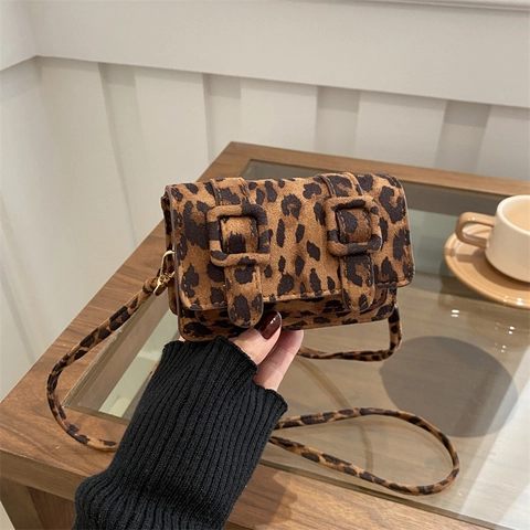 Leopardenmuster Mini Umhängetasche Wildleder Textur Klappe Kleine Quadratische Schultertasche Mit Doppelten Schnallen Für Damen