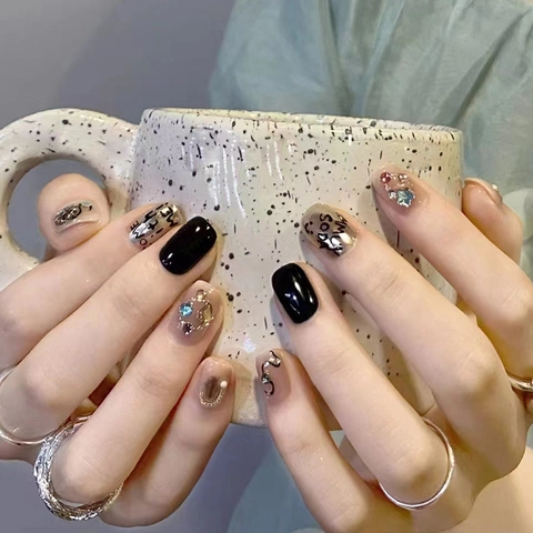 Punk Stil Press On Nails Mit Strasssteinen Metallkreuz Künstliche Perlen Buchstaben Druck Gothic Falsche Nägel Für Damen