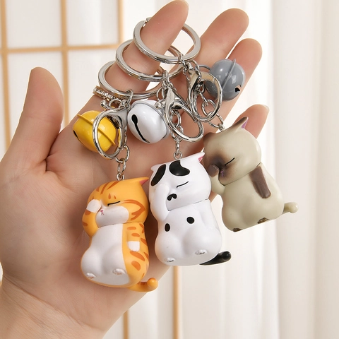 Süße Cartoon Katze Schlüsselanhänger Harz Schüchterne Katze Anhänger Metall Glocke Tasche Charme Neuheit Tier Geschenk