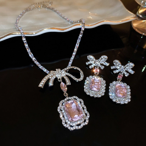 Set di Gioielli con Strass Floreali Vintage per Donna Elegante Set di Collana e Orecchini in Lega di Lusso per Regalo di Matrimonio
