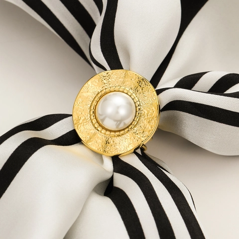 Anillo Con Fibbia Per Sciarpa In Acciaio Al Titanio Martellato Con Perla Artificial Bianca Gioielli Di Moda Geometrici Per Donne