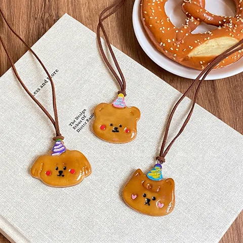 Joli Collier Pendentif Ours Chien Dessin Animé Avec Chapeau Fête En Résine Forme Animale Cordon Tressé Bijoux Pour Femmes