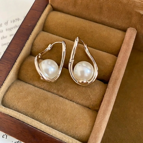 French Retro Hollow Waterdrop Artificial Pearl Drop Earrings With Silver Earring Post Vintage Elegant Geometric Jewelry For Women