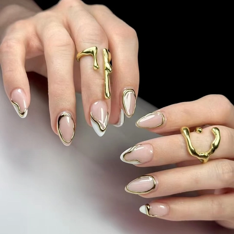 Uñas Postizas Press On Francesas Forma De Almendra Nude Rosa Con Punta Blanca Y Diseño De Ondas Doradas 3D Elegantes De ABS