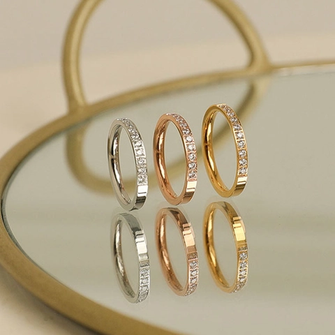 Anillo de Acero de Titanio con Fila de Strass para Mujer Minimalista Lujo Chapado en Oro Rosa CNC Micro Incrustado Joyería