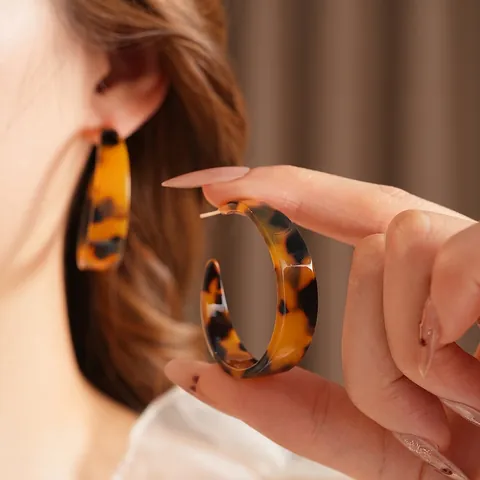 Orecchini A Cerchio A C In Acetato Tartarugato Con Perno In Argento Retro Stampa Leopardata Tondi Per Donna