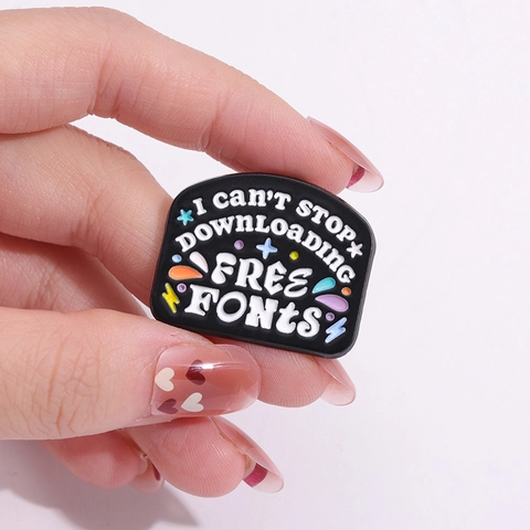 Spilla in Smalto Creativa I Can't Stop Downloading Free Fonts Citazione Pin Distintivo Artistico in Lega Per Vestiti