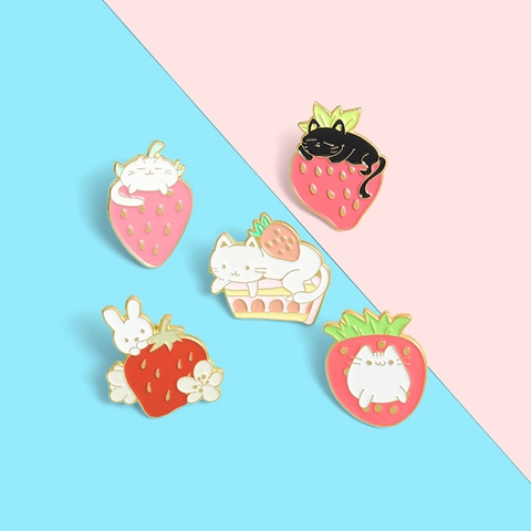 Lindo Broche de Esmalte de Gato y Fresa de Dibujos Animados Insignia de Aleación para Bolsos Ropa Decoración Mujer