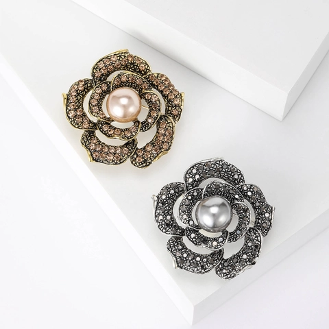 Spilla a Forma di Rosa in Lega Vintage con Strass per Donna Elegante Spilla a Forma di Fiore di Camelia con Perla Artificiale per Abiti Cappotti Gioielli Regalo