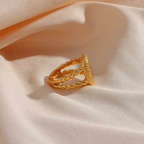 Vintage Stainless Steel Oval Signet Ring For Women Twisted Rope Band 18K Gold Plated Metallic Fashion Jewelry Finger Ring