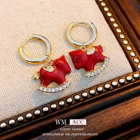 Pendientes Aro Caballo Balancín Cobre Chapado En Oro Esmalte Rojo Circón Poste De Acero Diseño Lujo Vintage
