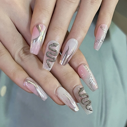 Unghie Finte Coffin Sfumatura Rosa Stile Y2K Con Ciondoli Serpente 3D Fiamme Argento Per Donne