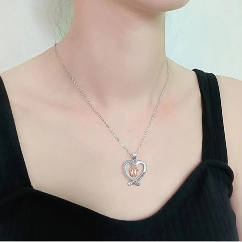 Pendentif Seul (Sans Chaîne) en Cuivre en Forme de Cœur Bicolore Avec Pieds de Bébé Gravure I Love You Mom Strass