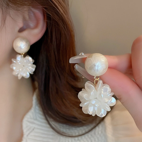 Orecchini A Lobo Con Fiori Bianchi Con Imitazione Perla Artificial E Perno In Argento Per Donna Stile Dolce