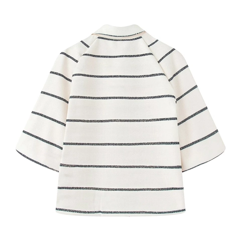 Giacca a Maniche Corte in Maglia a Righe da Donna e Pantaloncini a Vita Alta Con Bottoni Dorati Completo Estivo Elegante