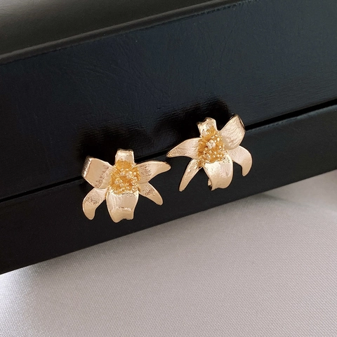 Flower Stud Earrings Alloy With Silver Earring Post Matte Gold Finish French Retro 3D Floral Elegant Jewelry For Women