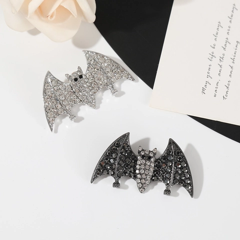 Gothic Bat Brooch Pin With Sparkling Rhinestones Alloy Animal Corsage Halloween Jewelry For Women Men Festive Party Jewelry
