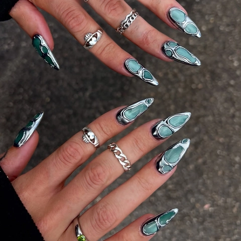 Lange Stiletto Drucknägel Mit Silbernen 3D Metall Elementen Grünes Abstraktes Design Hochwertiges Künstliches Falsches Nagel Set Für Damen
