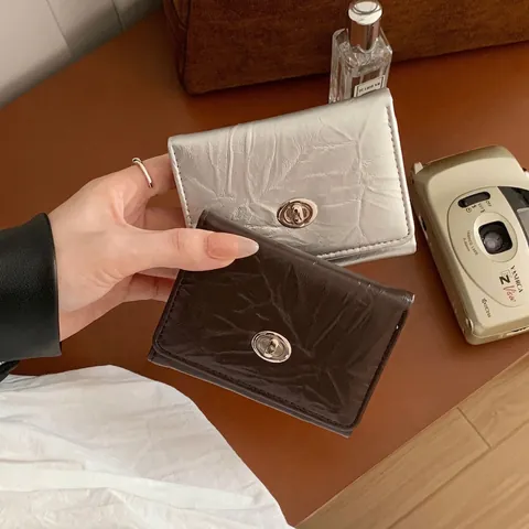 Mini Portefeuille Court Pour Femmes Cuir PU Plissé Texture Froissée Porte Cartes Avec Fenêtre Photo Coeur Serrure Rotative Chic