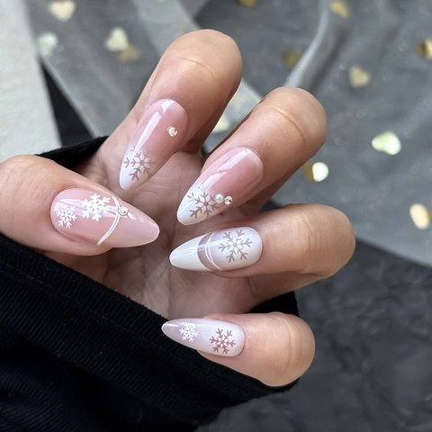 Winter Christmas Press On Nails Snowflake Pattern Gradient Pink White Almond Shape Fake Nails Rhinestone Decor