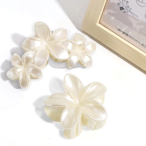 Elegant Lily Flower Hair Claw Clip Pearlescent Resin Shark Clip For Women Updo Hairstyles Fashionable Hair Accessories