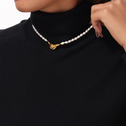 Collier Pendentif Poignée de Main en Acier Titane Vintage Avec Perle d'Eau Douce Chaîne de Clavicule en Perles pour Femme Bijoux