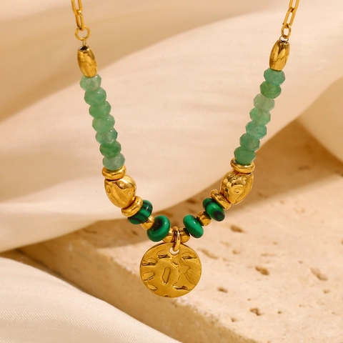 Damen Geometrische Runde Gehammerte Anhänger Halskette Edelstahl 18K Vergoldet Grüne Perlen Retro Elegante Modeschmuck