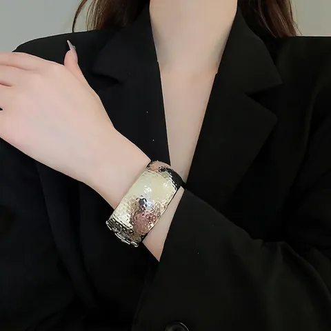 Φαρδύ Βραχιόλι Cuff Μεταλλικό Με Σφυρήλατη Και Ραβδωτή Υφή Γεωμετρικό Κόσμημα Μόδας Για Γυναίκες