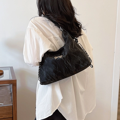 Bolso De Hombro De Cuero PU Plisado Para Mujer Con Decoración De Mariposa De Metal Correa De Cadena Estilo Coreano Simple