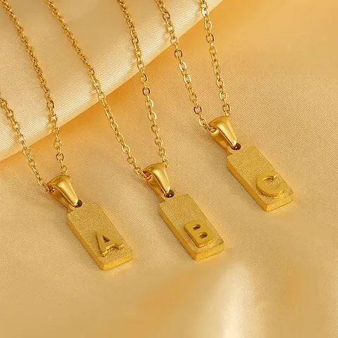 Collana Con Ciondolo Iniziale In Acciaio Inossidabile Placcato Oro 18K Rettangolo Sabbiato Lettera Quadrata Minimalista